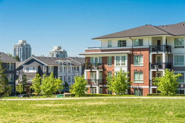 British Columbia, Kanada güneşli bir günde Yepyeni apartman.