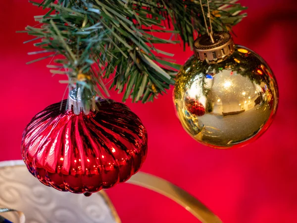 Röd lök och gyllene grannlåt på julgransbrynen — Stockfoto