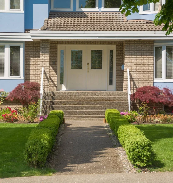 Entrance of family house with small hedges on sides in suburban area — Stock Photo, Image