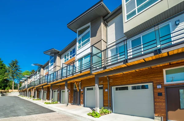 Fila de casas adosadas a estrenar en día soleado . — Foto de Stock