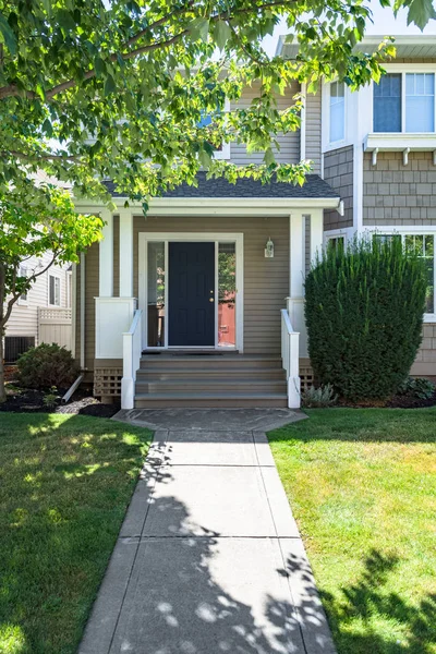 Main entrance of residential house with concrete pathway over the front yard — Stock Photo, Image