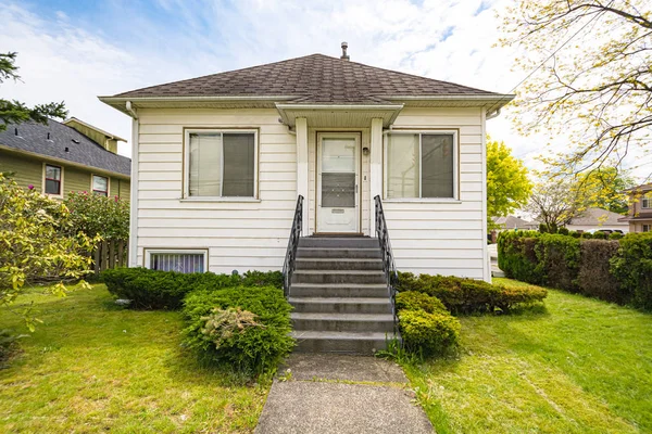 Shabby woonhuis op blauwe lucht achtergrond. — Stockfoto