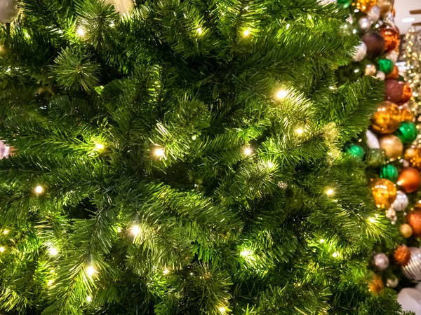 Grön Christmass träd gran och ljus konsistens bakgrund. — Stockfoto