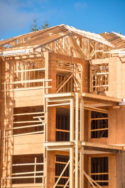 Mavi gökyüzü arka plan güneşli bir günde inşaat altında Apartman