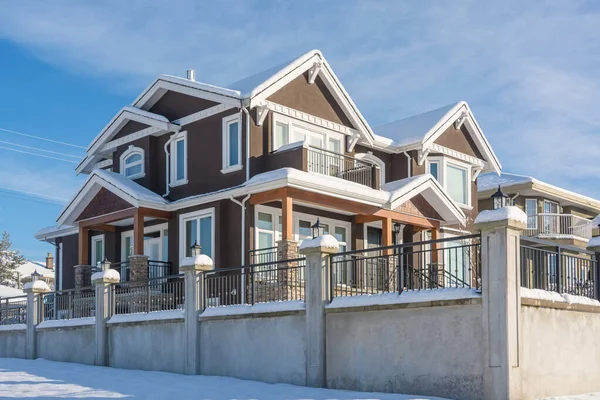 Розкішний будинок у снігу в зимовий сонячний день в Канаді. — стокове фото