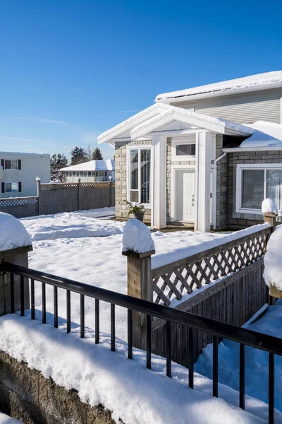 Wejście do nowego stylowego domu rodzinnego w śniegu w sezonie zimowym w Kanadzie — Zdjęcie stockowe