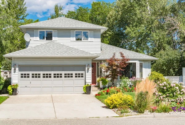 A perfect neighbourhood. Family house with landscaped front yard