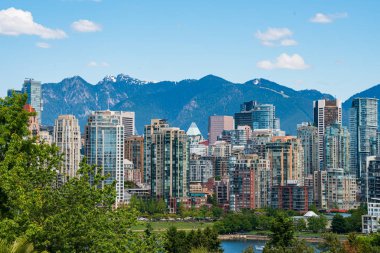 Vancouver şehir merkezi gökyüzü ve dağ manzaralı.