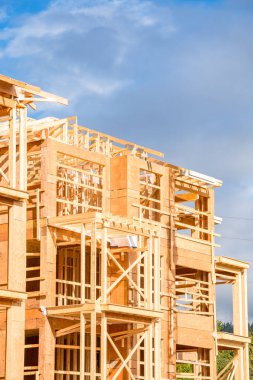 Bulutlu gökyüzü arka plan güneşli bir günde yapım aşamasında apartman