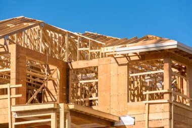 Mavi gökyüzü arka plan güneşli bir günde yapım aşamasında yeni apartman.