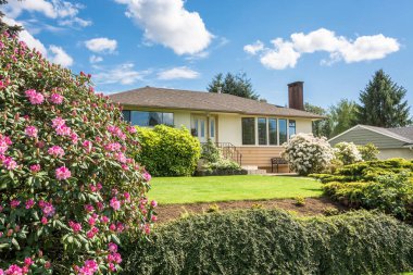 British Columbia, Kanada güneşli bir günde ucuz aile evi