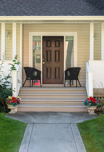 Escaleras de puerta y camino de hormigón que conduce a la entrada principal de la casa residencial — Foto de Stock