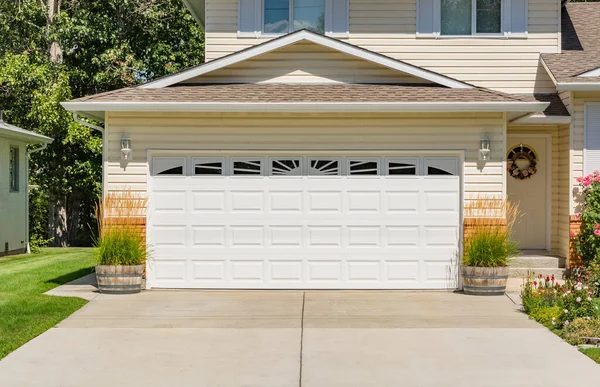A perfect neighbourhood family house with wide garage door and concrete driveway — Stock Photo, Image
