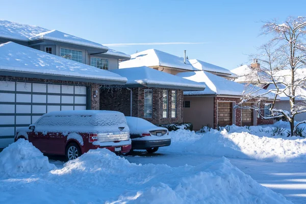 겨울에는 눈이 내리는 집 진입로 와 앞 뜰 — 스톡 사진