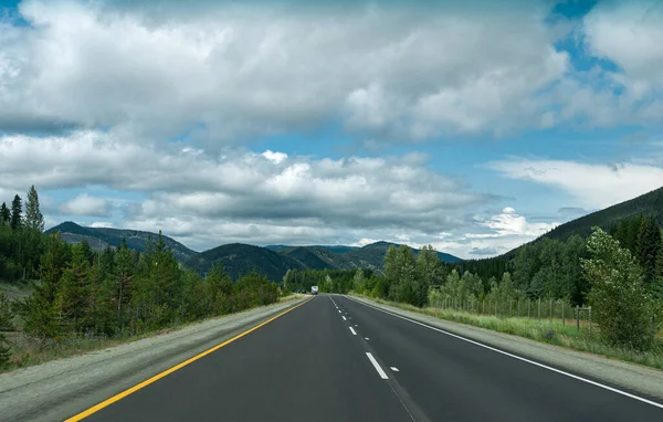 Vira de estrada de montanha na Colúmbia Britânica. — Fotografia de Stock