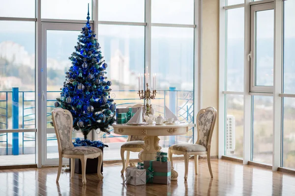 Weihnachtsszene mit Weihnachtsbaum, Geschenken, Tisch und Stühlen. Weihnachtsessen — Stockfoto