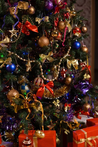 Decoraciones en el árbol de Navidad —  Fotos de Stock