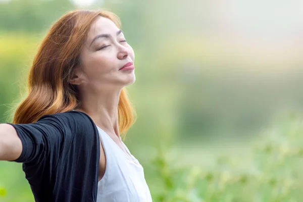 Primer plano al aire libre chica asiática caminando en el verde parque respirar aire fresco —  Fotos de Stock