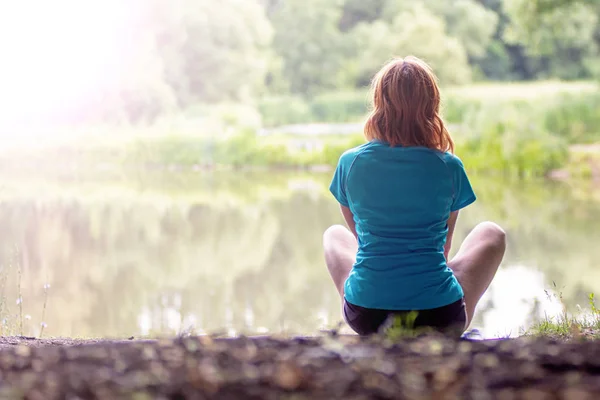 Asiático chica posando al aire libre en el verde parque cerca de lago —  Fotos de Stock