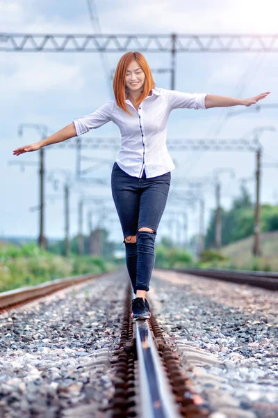 Sonrisa joven hermosa asiática mujer caminando al aire libre en los carriles un —  Fotos de Stock