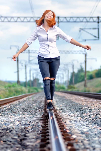 Sonrisa joven hermosa asiática mujer caminando al aire libre en los carriles un —  Fotos de Stock