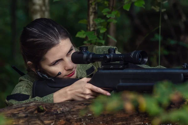 Retrato de hermosa chica del ejército, soldado mujer con rifle con vista óptica y uniforme militar en el bosque — Foto de Stock