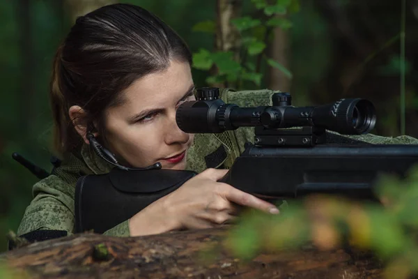 Retrato de hermosa chica del ejército, soldado mujer con rifle con vista óptica y uniforme militar en el bosque — Foto de Stock