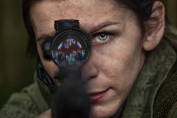 Portrait of beautiful army girl, soldier woman with rifle with optical sight and military uniform in the forest — Stock Photo, Image