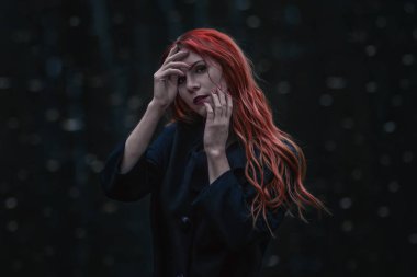 Kara Peri Masalı Ormanı 'nda siyah ceketli güzel kızıl saçlı kızın dramatik portresi