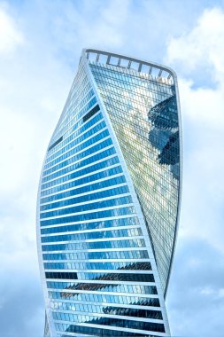 Moskova, Rusya - 19.07.2019: Moskova 'daki modern gökdelenin alçak açısı