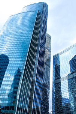 Moskova, Rusya - 19.07.2019: Moskova 'daki modern gökdelenin alçak açısı