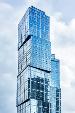 Moskova, Rusya - 19.07.2019: Moskova 'daki modern gökdelenin alçak açısı