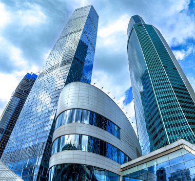 Moskova, Rusya - 19.07.2019: Moskova 'daki modern gökdelenin alçak açısı