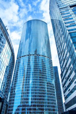 Moskova, Rusya - 19.07.2019: Moskova 'daki modern gökdelenin alçak açısı