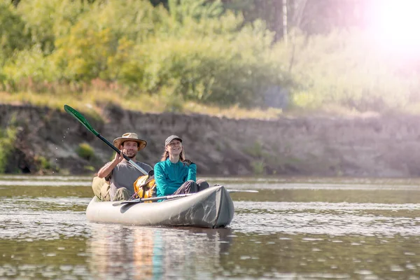 Vue de côté beau jeune couple profiter du kayak sur la rivière ensemble et sourire journée d'été — Photo