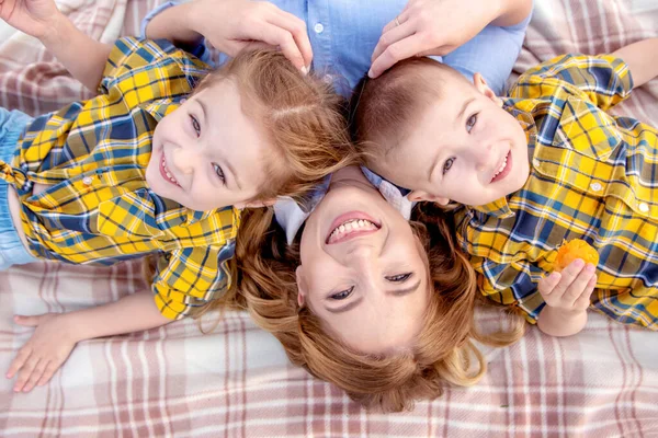 Ver Retrato Mãe Jovem Feliz Com Seus Filhos Divertir Belo — Fotografia de Stock