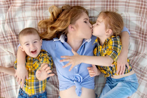 Arriba Ver Retrato Feliz Madre Joven Con Sus Hijos Divertirse —  Fotos de Stock