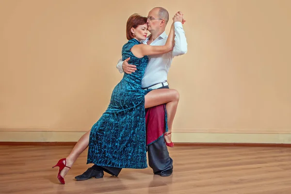 男性と女性の完全な長さの肖像ダンスタンゴ保持手 官能的なダンスの概念 — ストック写真
