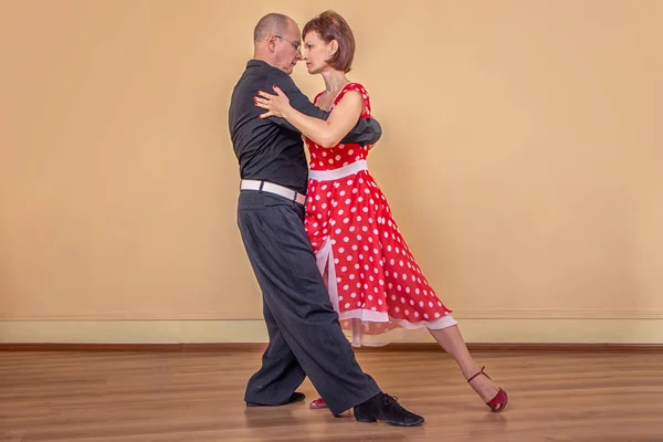 Full Length Portret Van Man Vrouw Dans Tango Hand Hand — Stockfoto