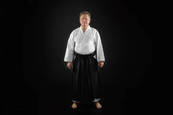 Портрет Мастера Айкидо Традиционной Одежде Самурая Хакама Черном Фоне — стоковое фото