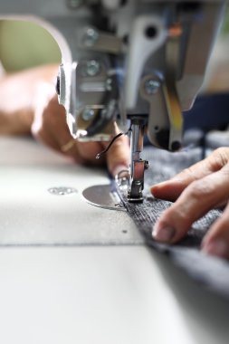  Terzi üstünde belgili tanımlık makine.