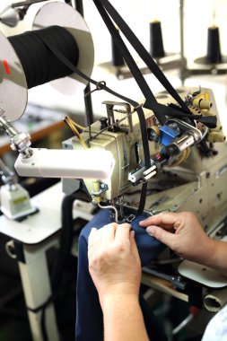 Terzi üstünde belgili tanımlık makine.