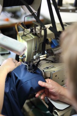 Terzi üstünde belgili tanımlık makine.