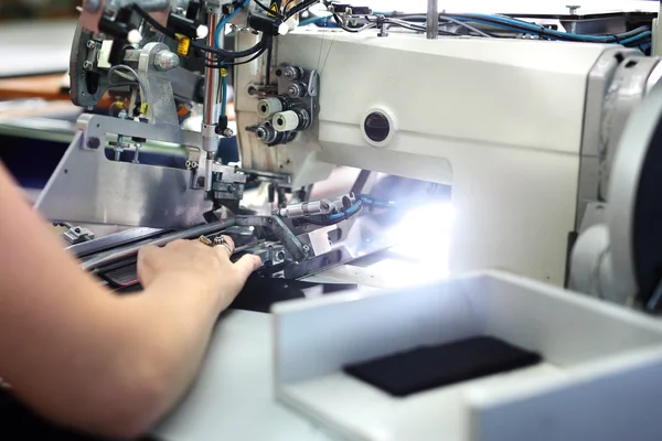 Mujer cosiendo en la máquina . —  Fotos de Stock