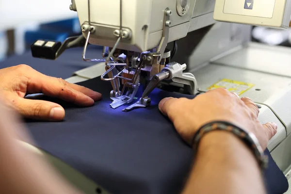 Seamstress na máquina . — Fotografia de Stock