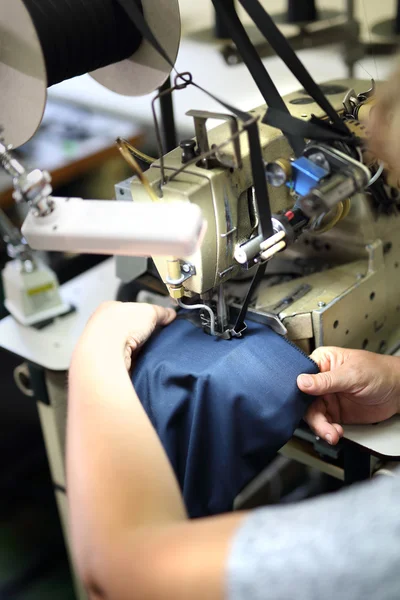 La mujer que cose en la máquina . — Foto de Stock