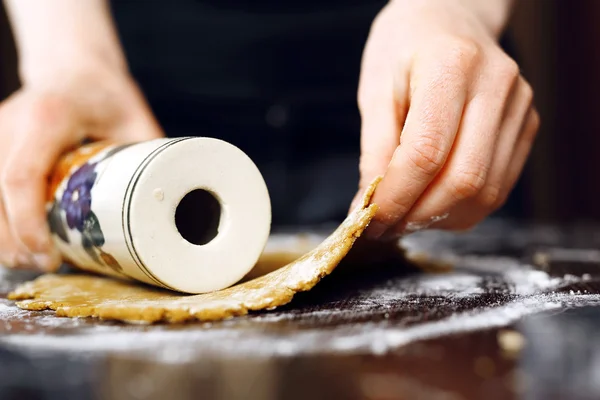 Femme de ménage boulangerie Pétrissage de la pâte — Photo