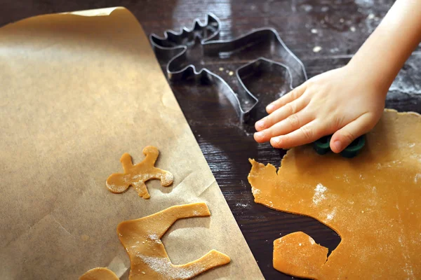 Покоївка пекарня замішуючи тісто — стокове фото