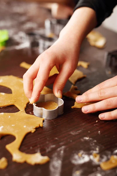 Пряники, діти печуть печиво — стокове фото