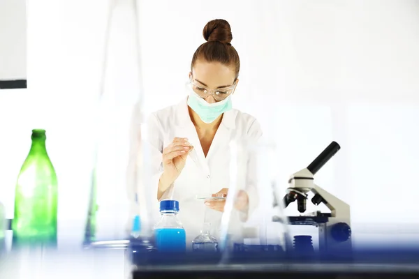 Chemiker arbeitet im wissenschaftlichen Labor — Stockfoto